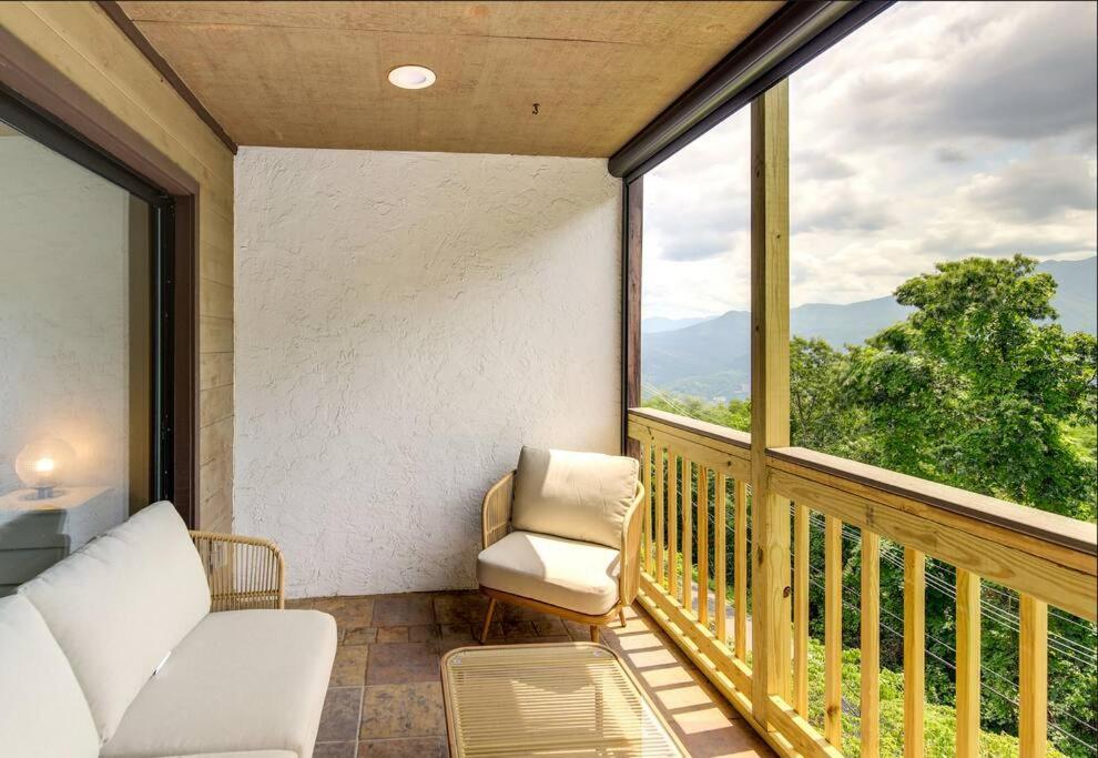 Вілла Lux Retro Getaway W/ Ober & Smoky Mtn Views! Гатлінбург Екстер'єр фото
