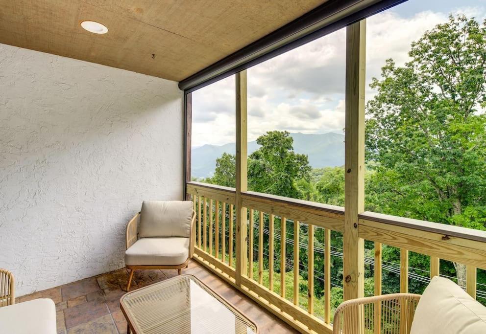 Вілла Lux Retro Getaway W/ Ober & Smoky Mtn Views! Гатлінбург Екстер'єр фото